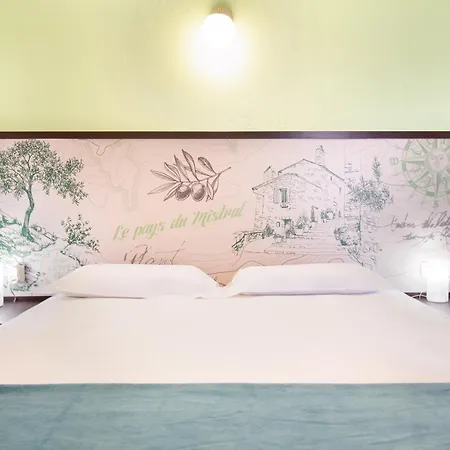 Hotel Les Pins Blancs En Provence Le Muy