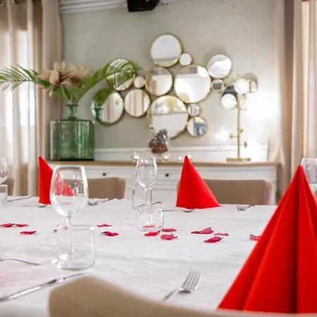Hotel Les Pins Blancs En Provence Le Muy