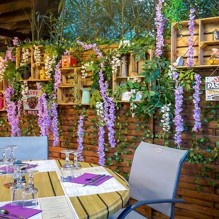 Les Pins Blancs En Provence Hotel