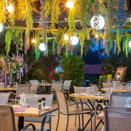 Les Pins Blancs En Provence Hotel