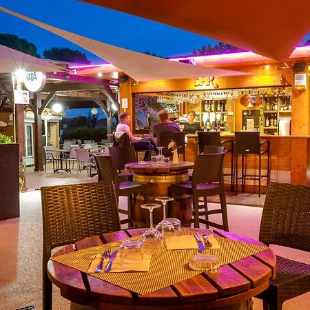 Les Pins Blancs En Provence Hotel 3*